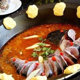 洪瑞木火铁锅炖鱼