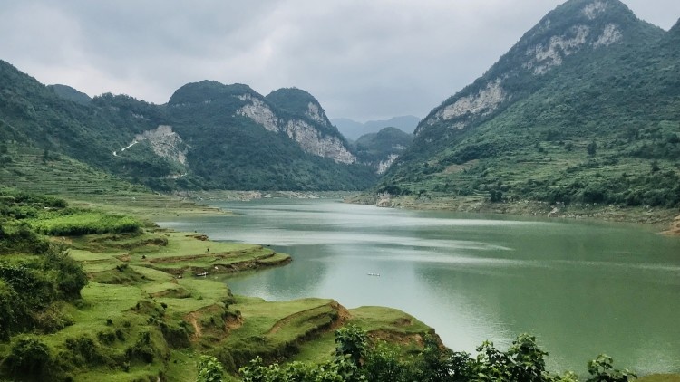 斯拉河村