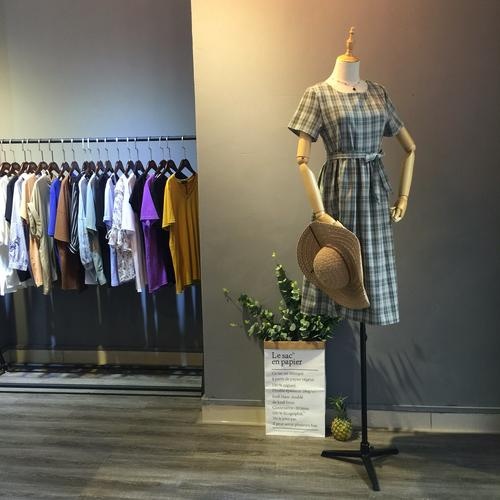 韩的女人服装展厅