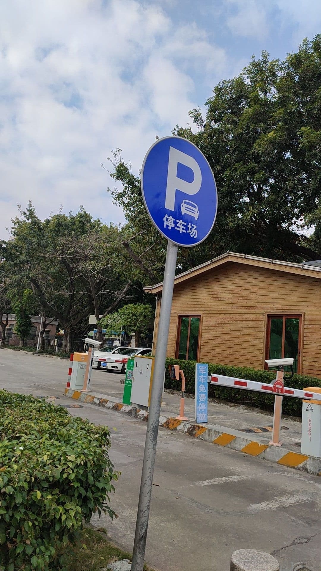 人民广场停车场-出入口