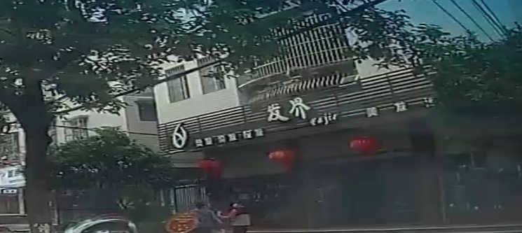 发界染发拉发美发沙龙