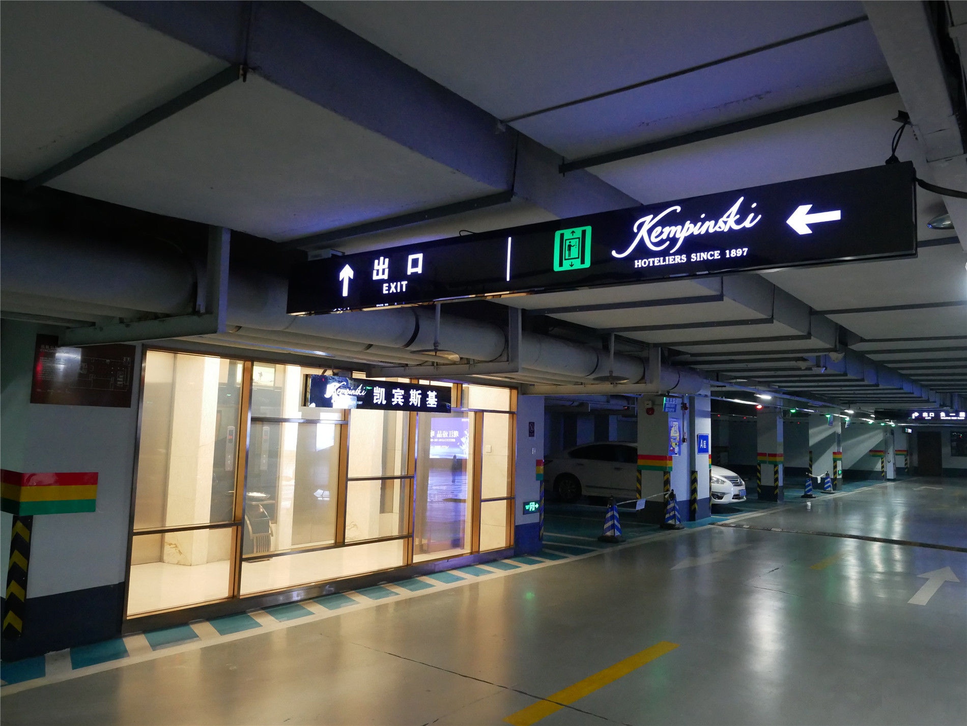 重庆游乐园-停车场